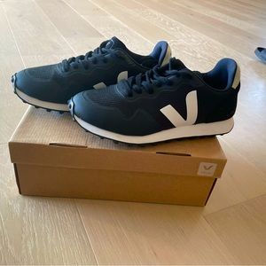 VEJA SNEAKERS - US 7 / EU 38